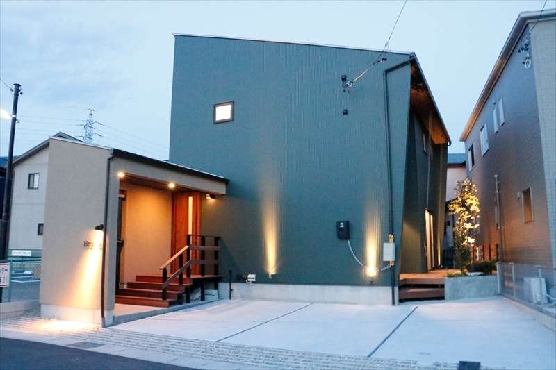 シックでモダンな住宅